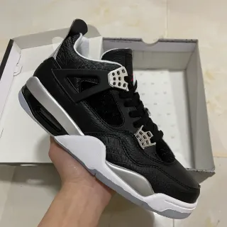 Zapatillas de baloncesto Air Jordan 4 negro, blanco y plateado