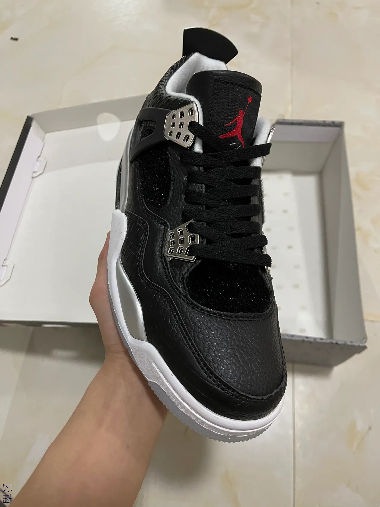 حذاء كرة السلة Air Jordan 4 أسود وأبيض وفضي 2
