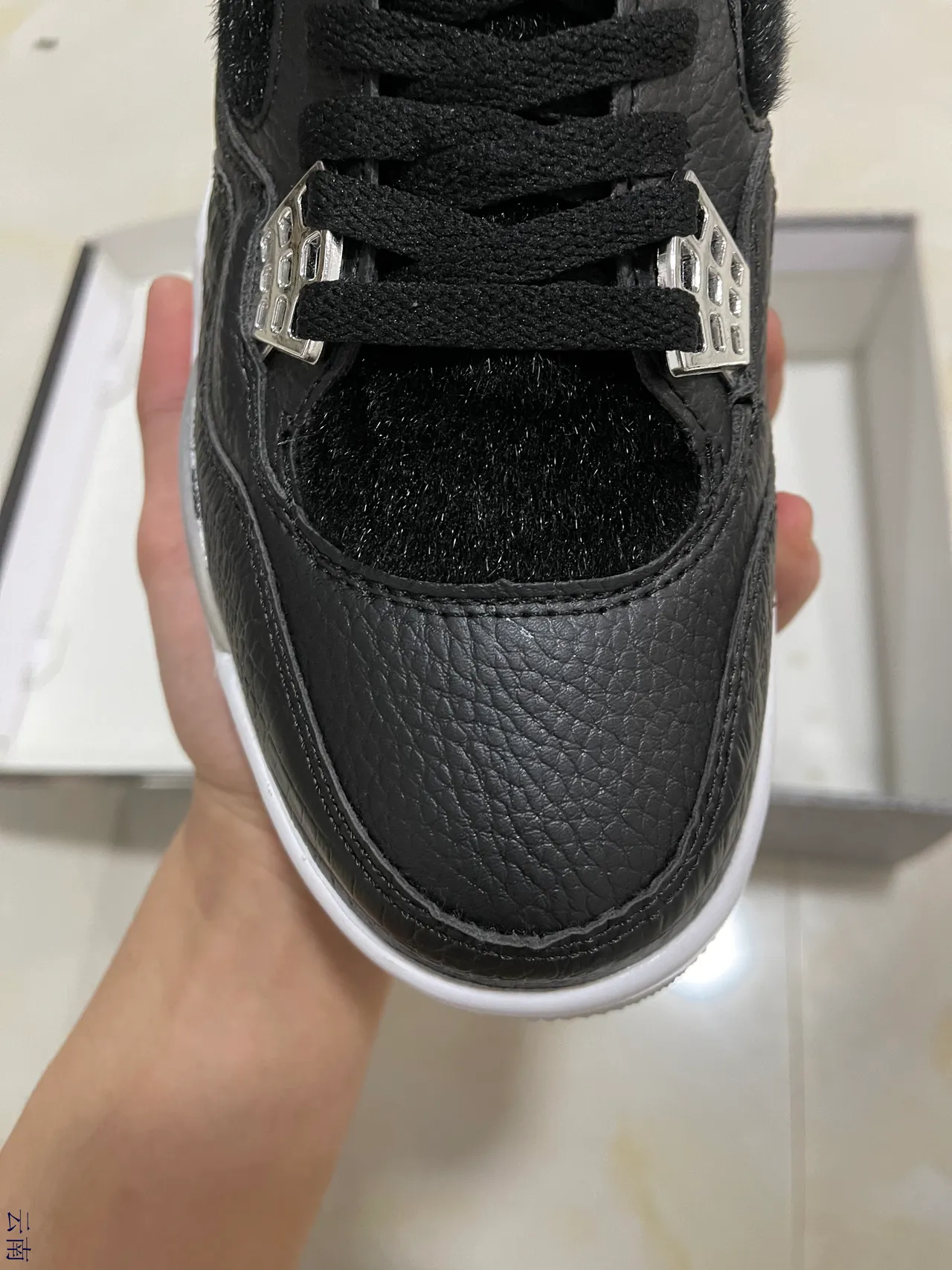 حذاء كرة السلة Air Jordan 4 أسود وأبيض وفضي 3