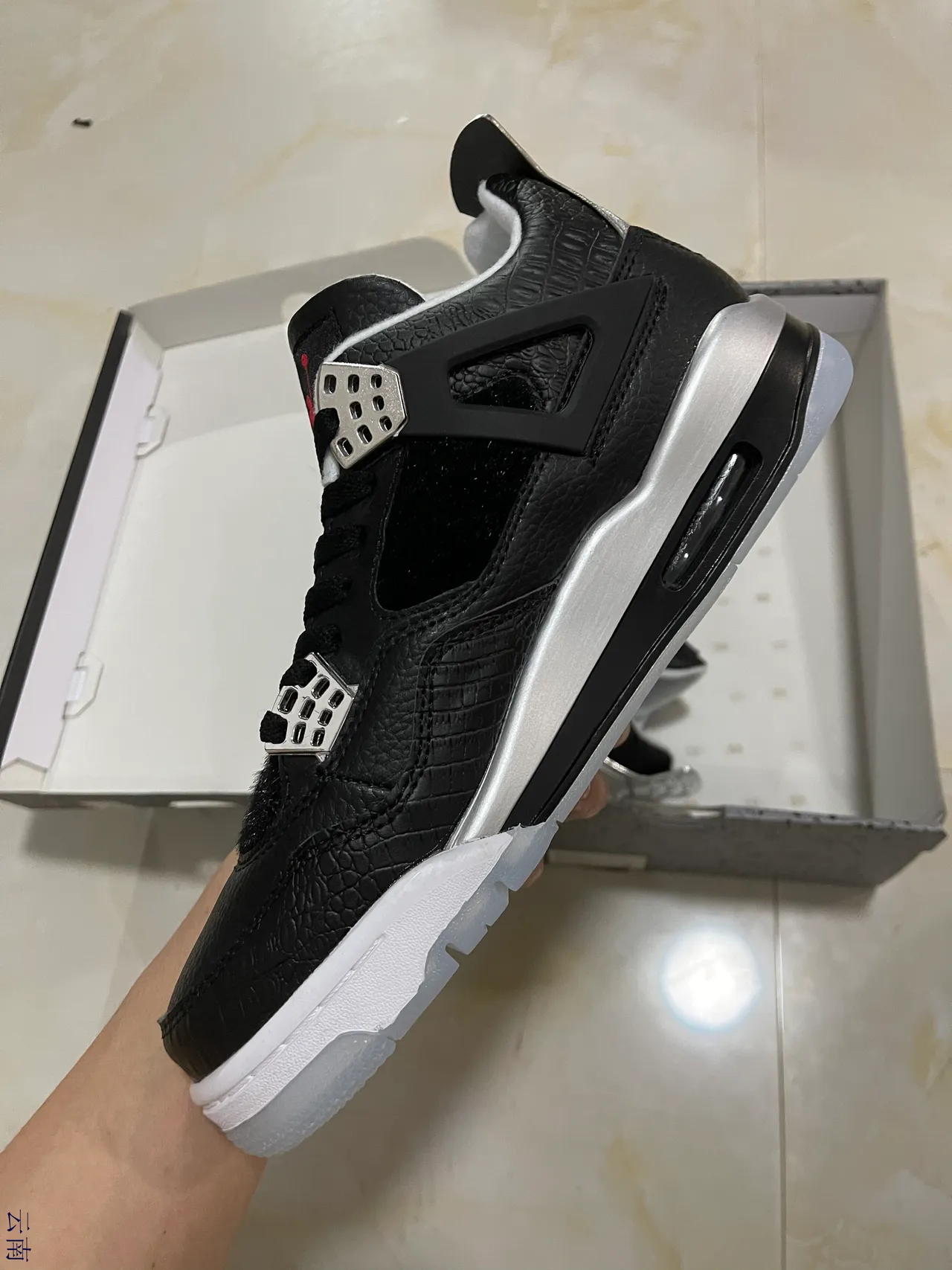 حذاء كرة السلة Air Jordan 4 أسود وأبيض وفضي 4