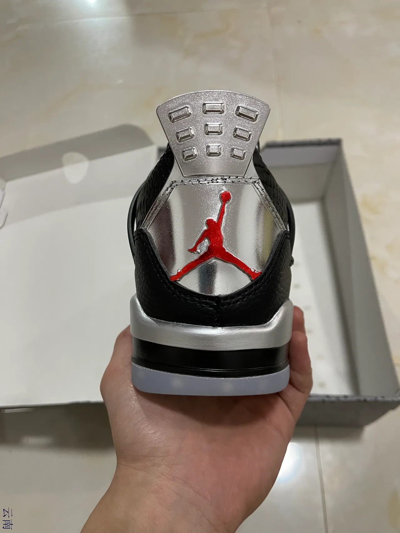 حذاء كرة السلة Air Jordan 4 أسود وأبيض وفضي 6