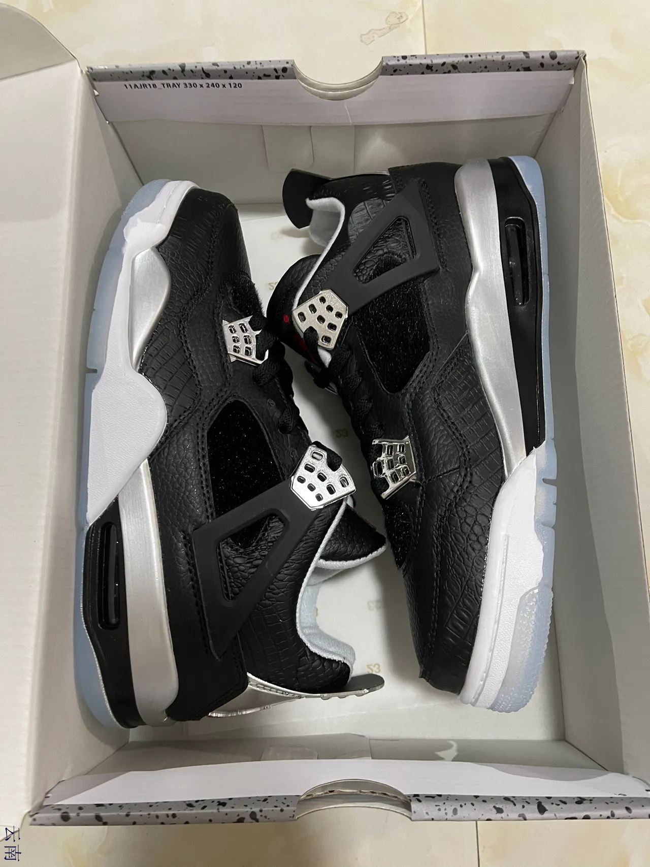 حذاء كرة السلة Air Jordan 4 أسود وأبيض وفضي 7
