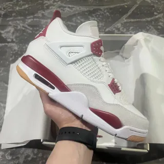 Air Jordan 4 सफेद और मैरून बास्केटबॉल जूते