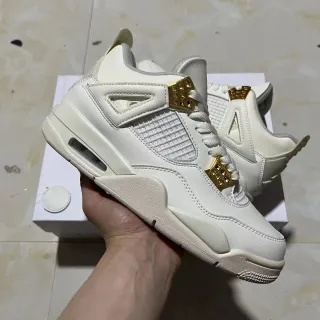 Tênis de basquete Air Jordan 4 branco e dourado de cano alto com cabedal em couro e mesh