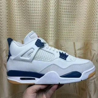 Tênis de basquete Air Jordan 4 branco, azul-marinho e goma