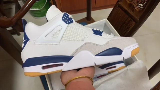 Chaussures de basketball Air Jordan 4 blanc, bleu marine et gomme 2
