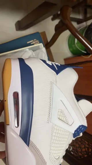 Chaussures de basketball Air Jordan 4 blanc, bleu marine et gomme 3
