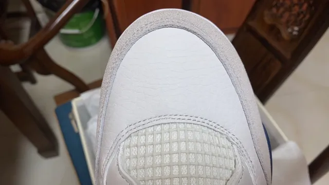 Chaussures de basketball Air Jordan 4 blanc, bleu marine et gomme 4