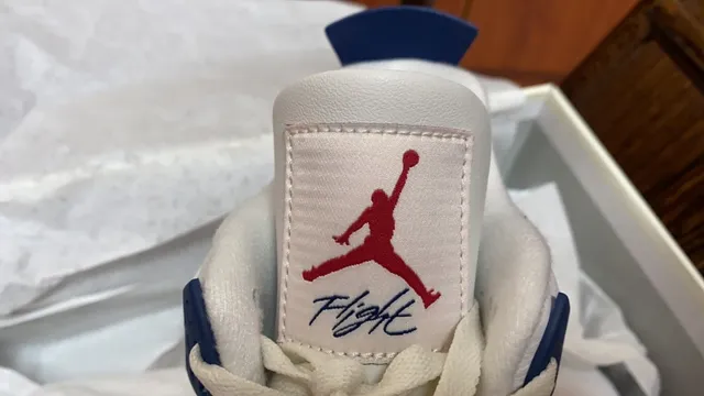 Chaussures de basketball Air Jordan 4 blanc, bleu marine et gomme 5