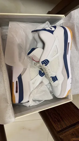 Chaussures de basketball Air Jordan 4 blanc, bleu marine et gomme 7