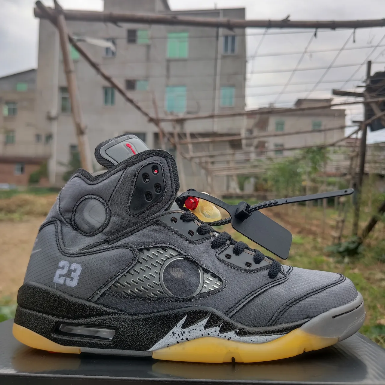 حذاء كرة السلة Air Jordan 5 رمادي داكن أسود أصفر 2