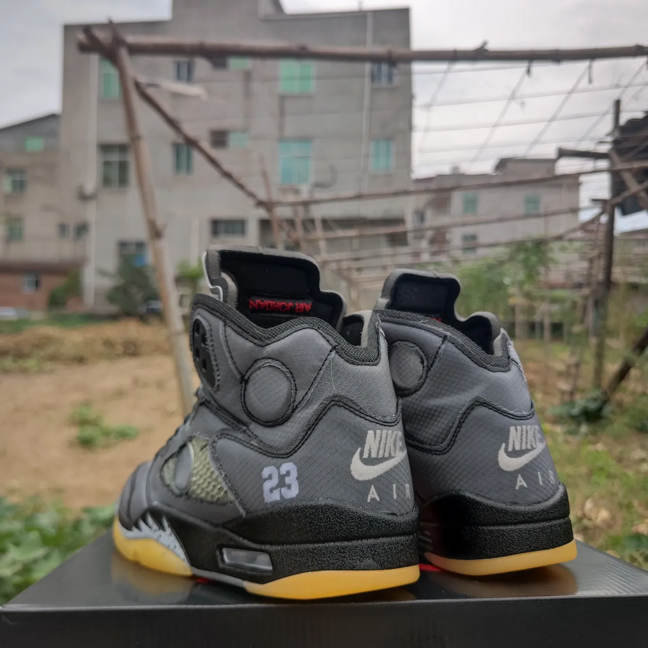 حذاء كرة السلة Air Jordan 5 رمادي داكن أسود أصفر 3