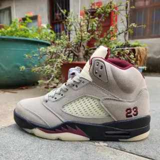 Tênis de basquete Air Jordan 5 cinza e bordô