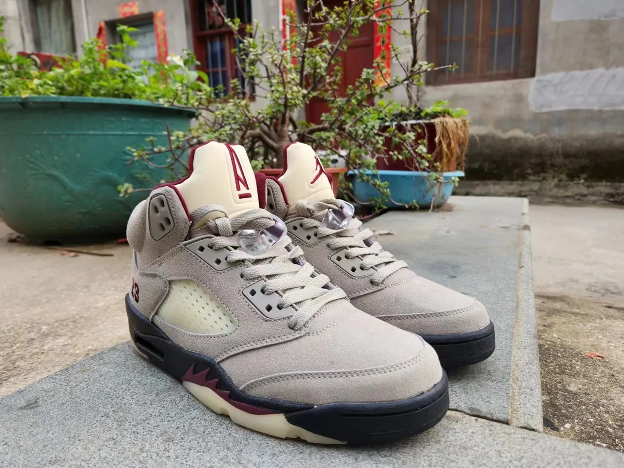 Tênis de basquete Air Jordan 5 cinza e bordô 2