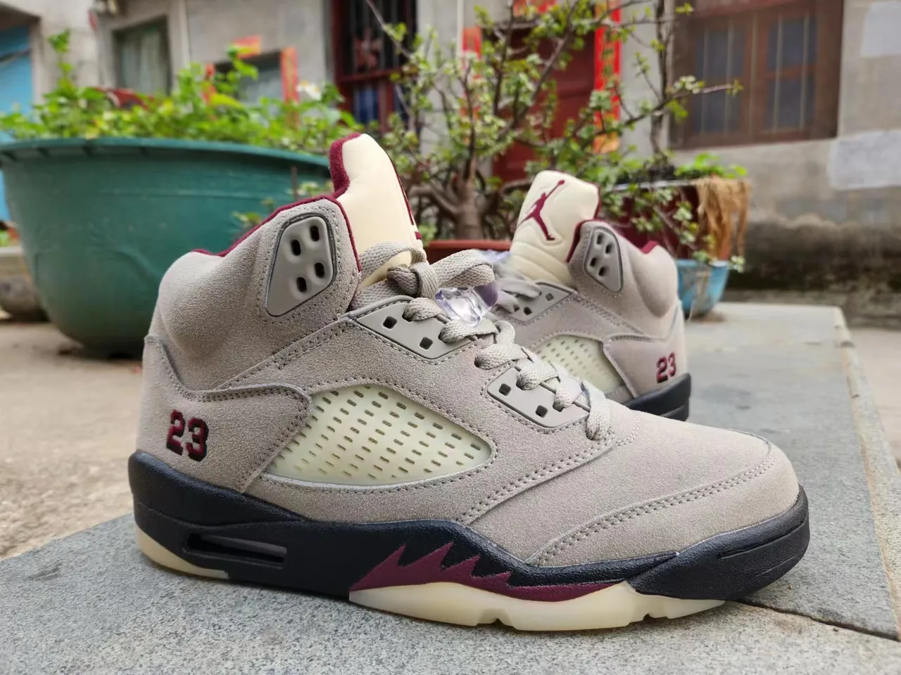 Tênis de basquete Air Jordan 5 cinza e bordô 3
