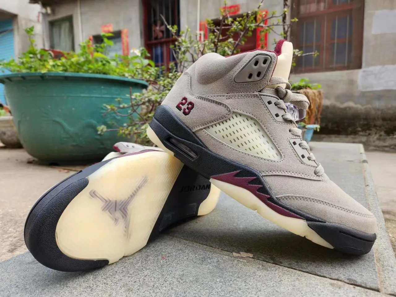 Tênis de basquete Air Jordan 5 cinza e bordô 4