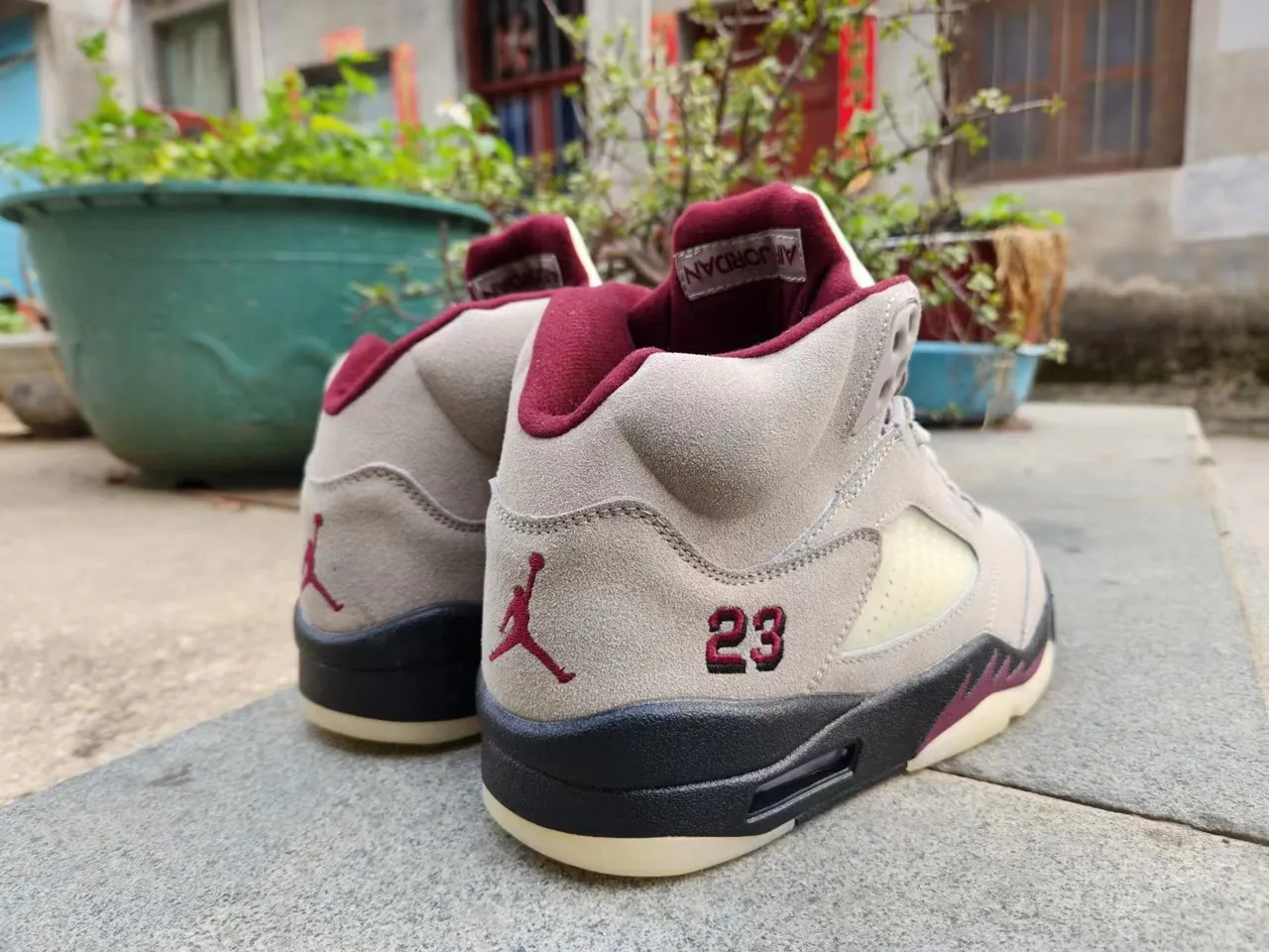 Tênis de basquete Air Jordan 5 cinza e bordô 5