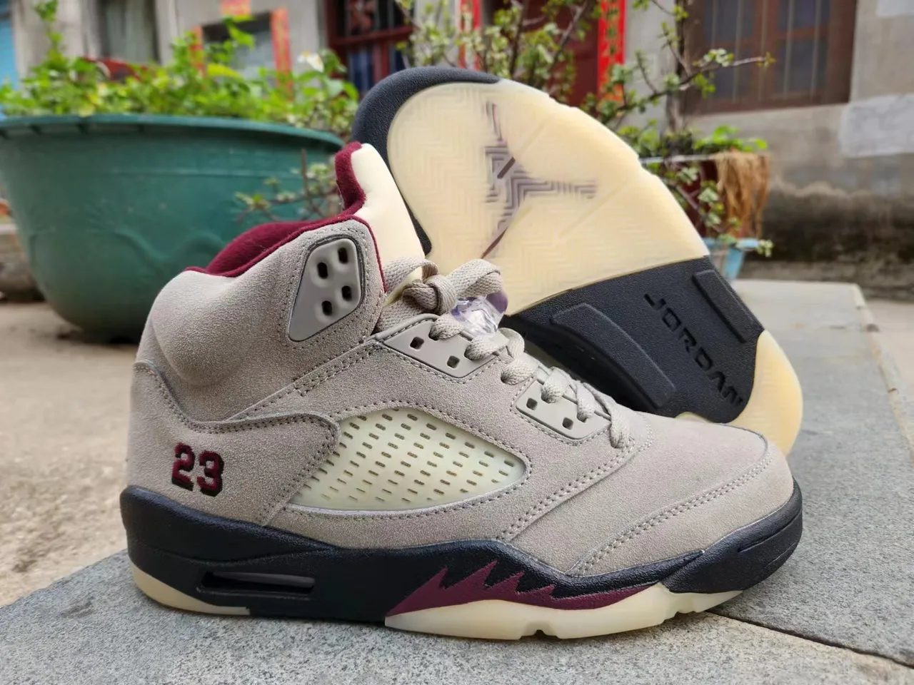 Tênis de basquete Air Jordan 5 cinza e bordô 6