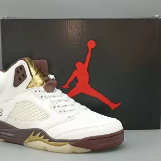 Tênis de basquete Air Jordan 5 branco, marrom e dourado
