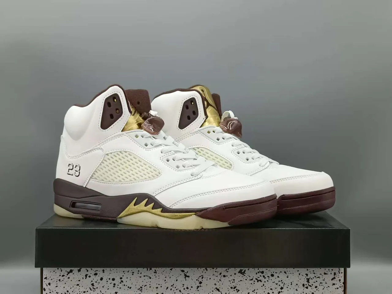 Tênis de basquete Air Jordan 5 branco, marrom e dourado 2