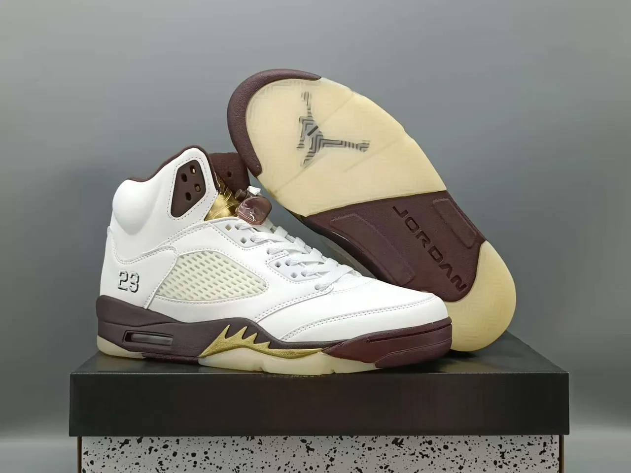 Tênis de basquete Air Jordan 5 branco, marrom e dourado 3