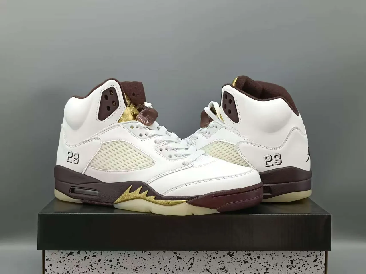 Tênis de basquete Air Jordan 5 branco, marrom e dourado 4