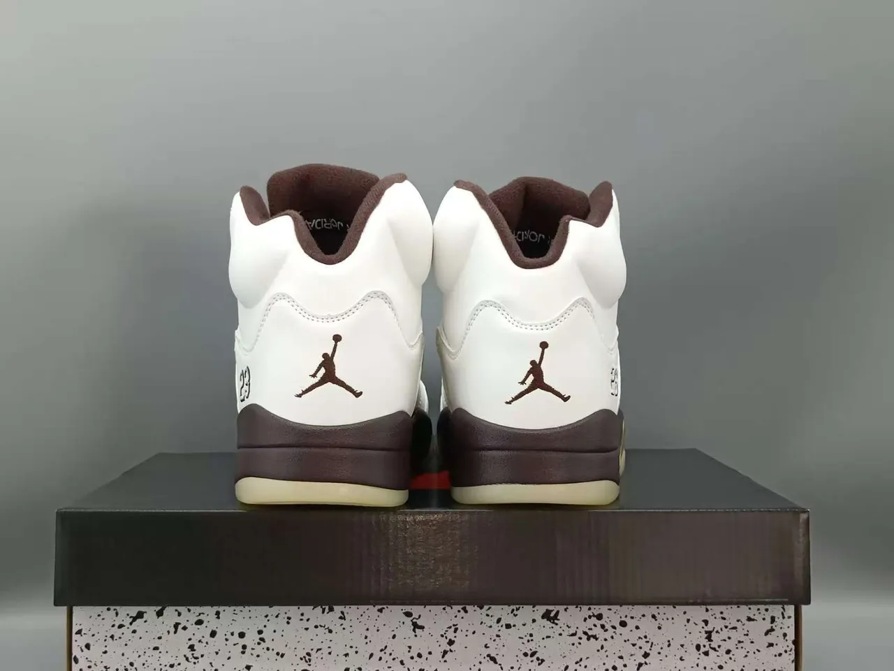 Tênis de basquete Air Jordan 5 branco, marrom e dourado 5