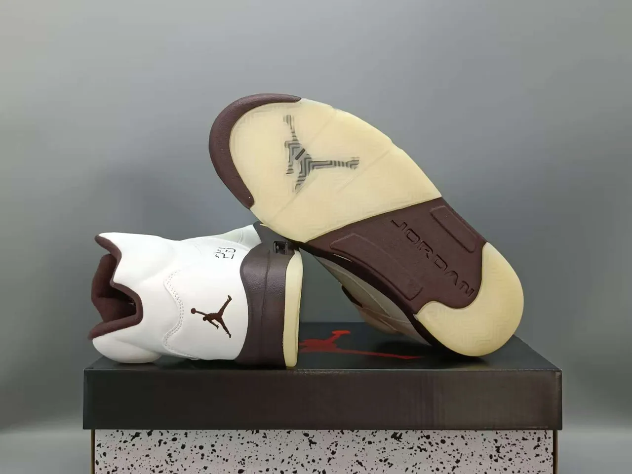 Tênis de basquete Air Jordan 5 branco, marrom e dourado 6