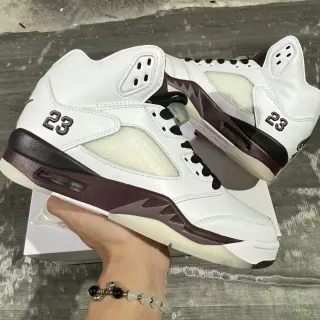 Tênis de basquete Air Jordan 5 branco e bordô