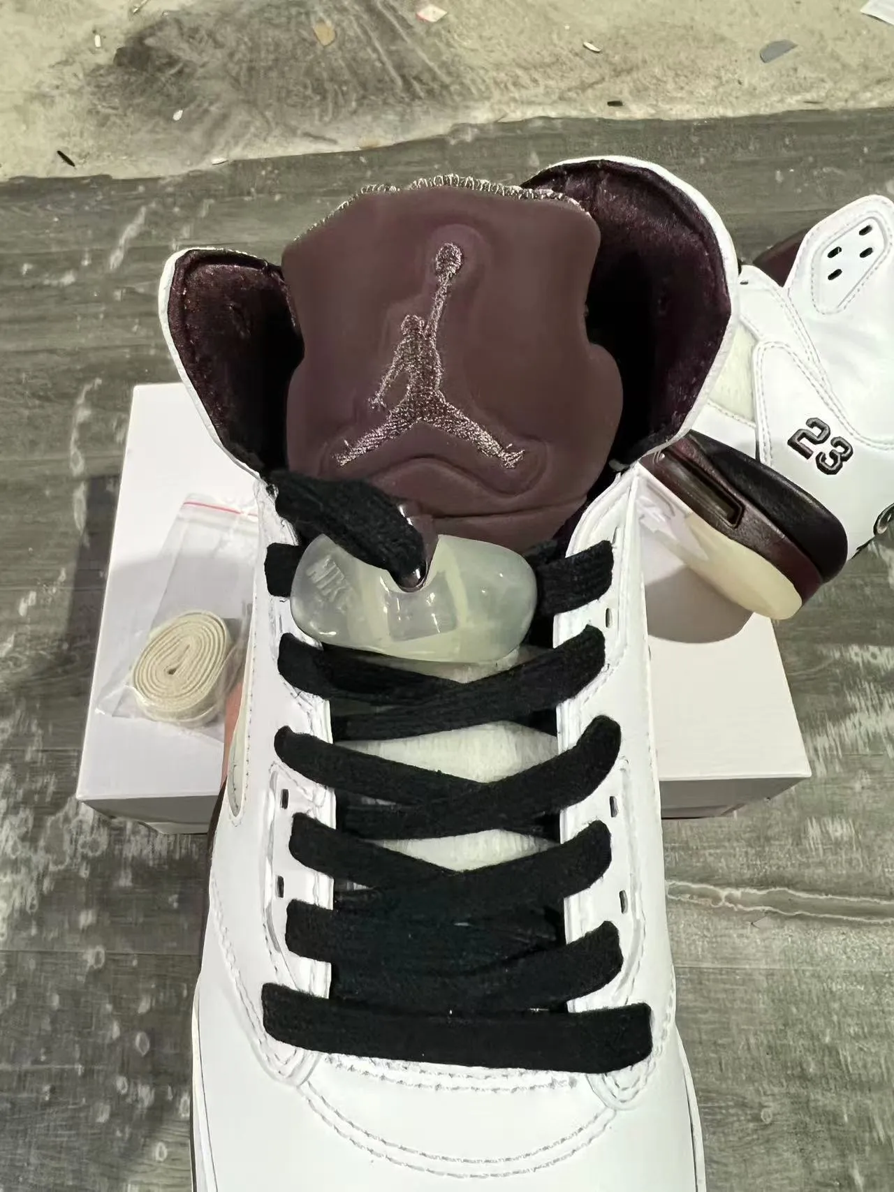 Chaussures de basketball Air Jordan 5 blanc bordeaux 4