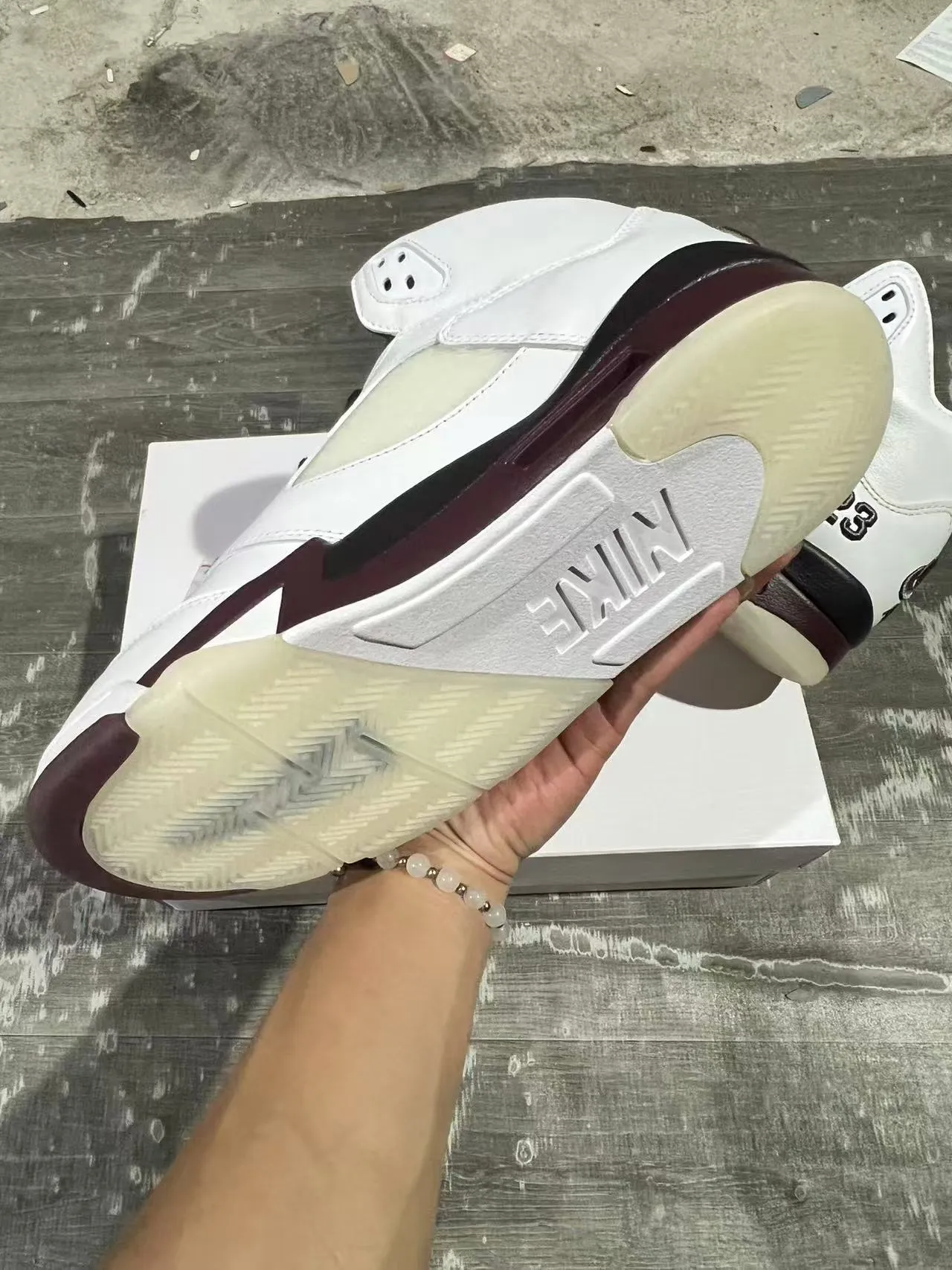 Chaussures de basketball Air Jordan 5 blanc bordeaux 6