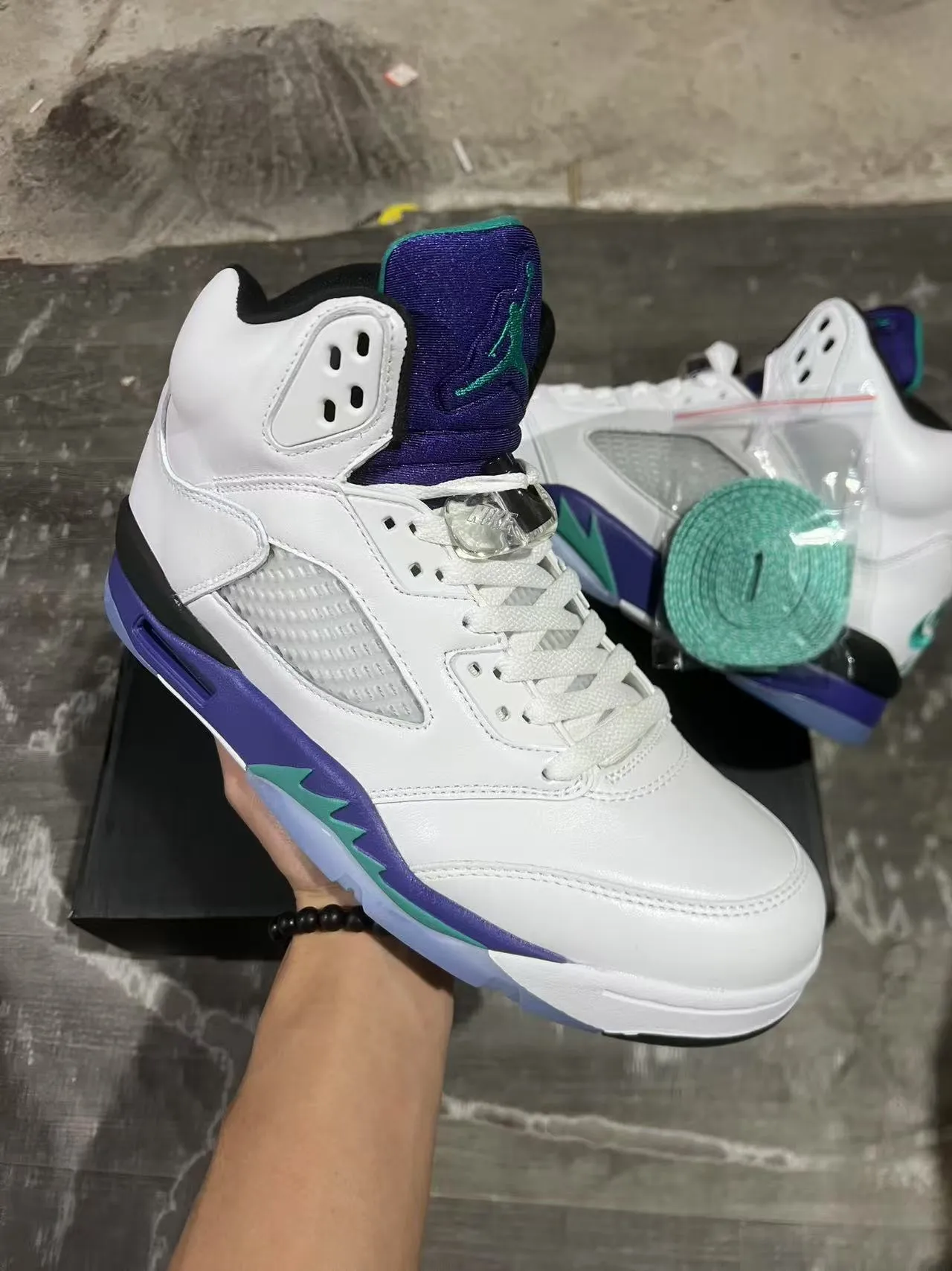 Tênis de basquete Air Jordan 5 branco, roxo e azul-petróleo 2