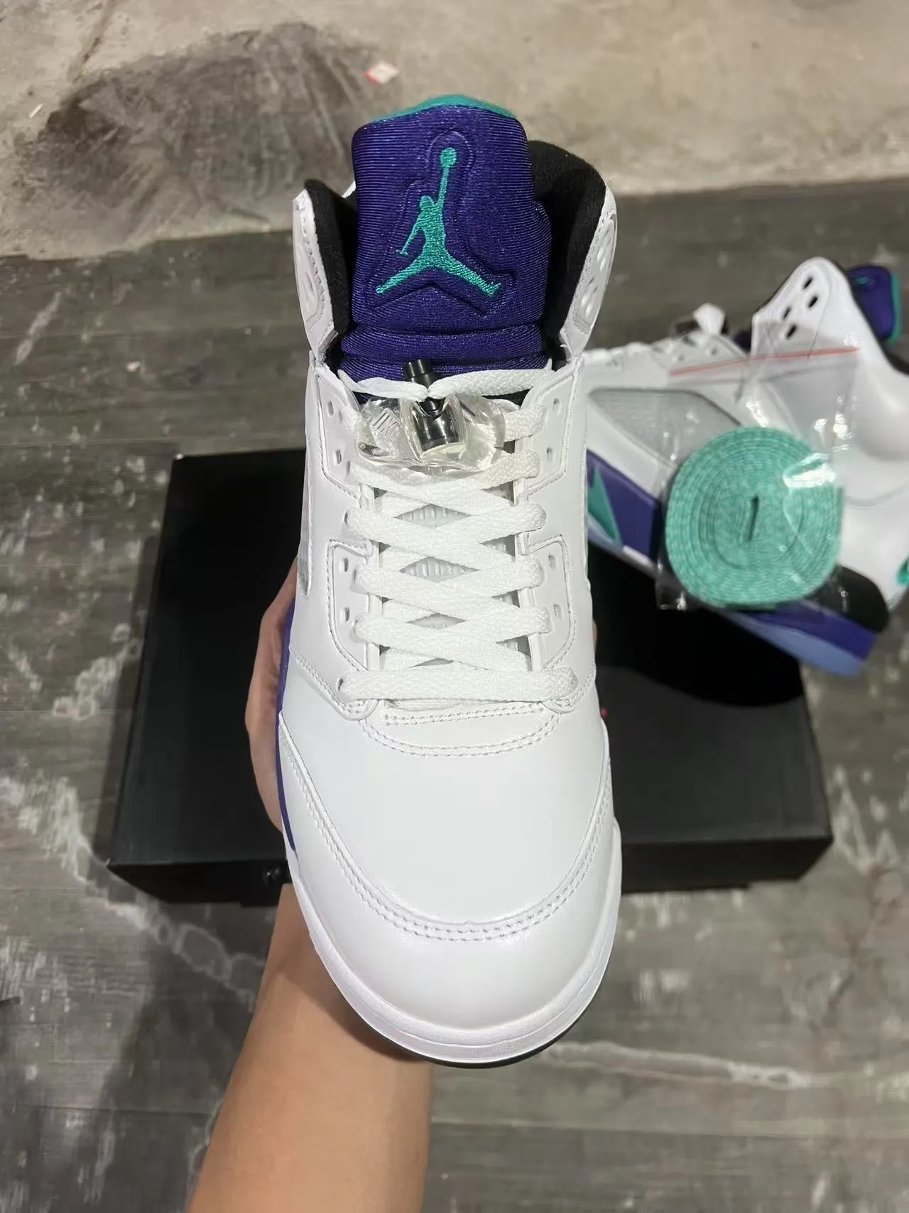 Tênis de basquete Air Jordan 5 branco, roxo e azul-petróleo 3
