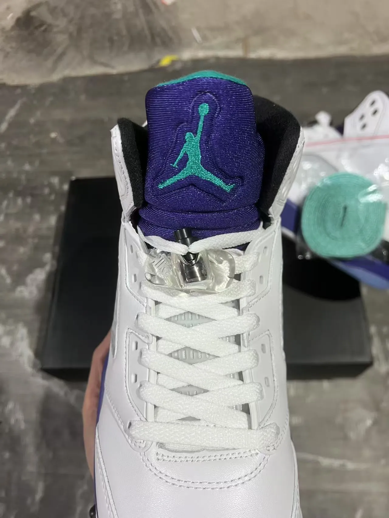 Tênis de basquete Air Jordan 5 branco, roxo e azul-petróleo 4