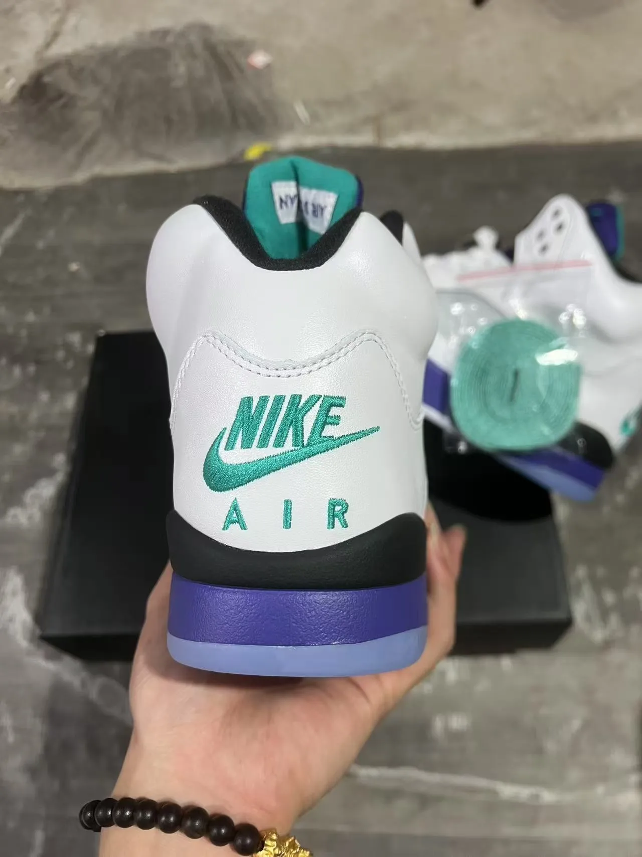 Tênis de basquete Air Jordan 5 branco, roxo e azul-petróleo 8