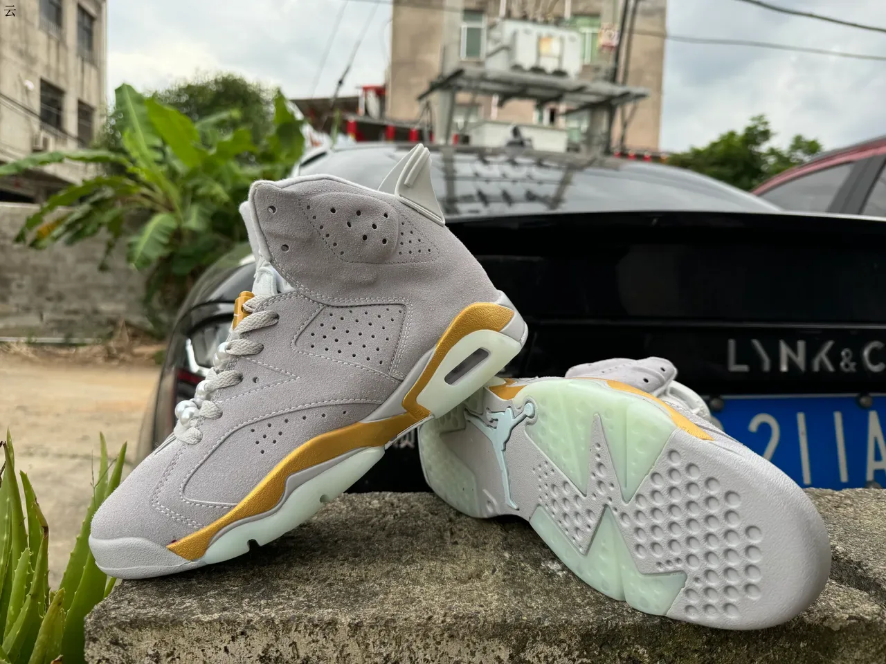 Air Jordan 6 Gray and Gold Suede Basketball Shoes 3