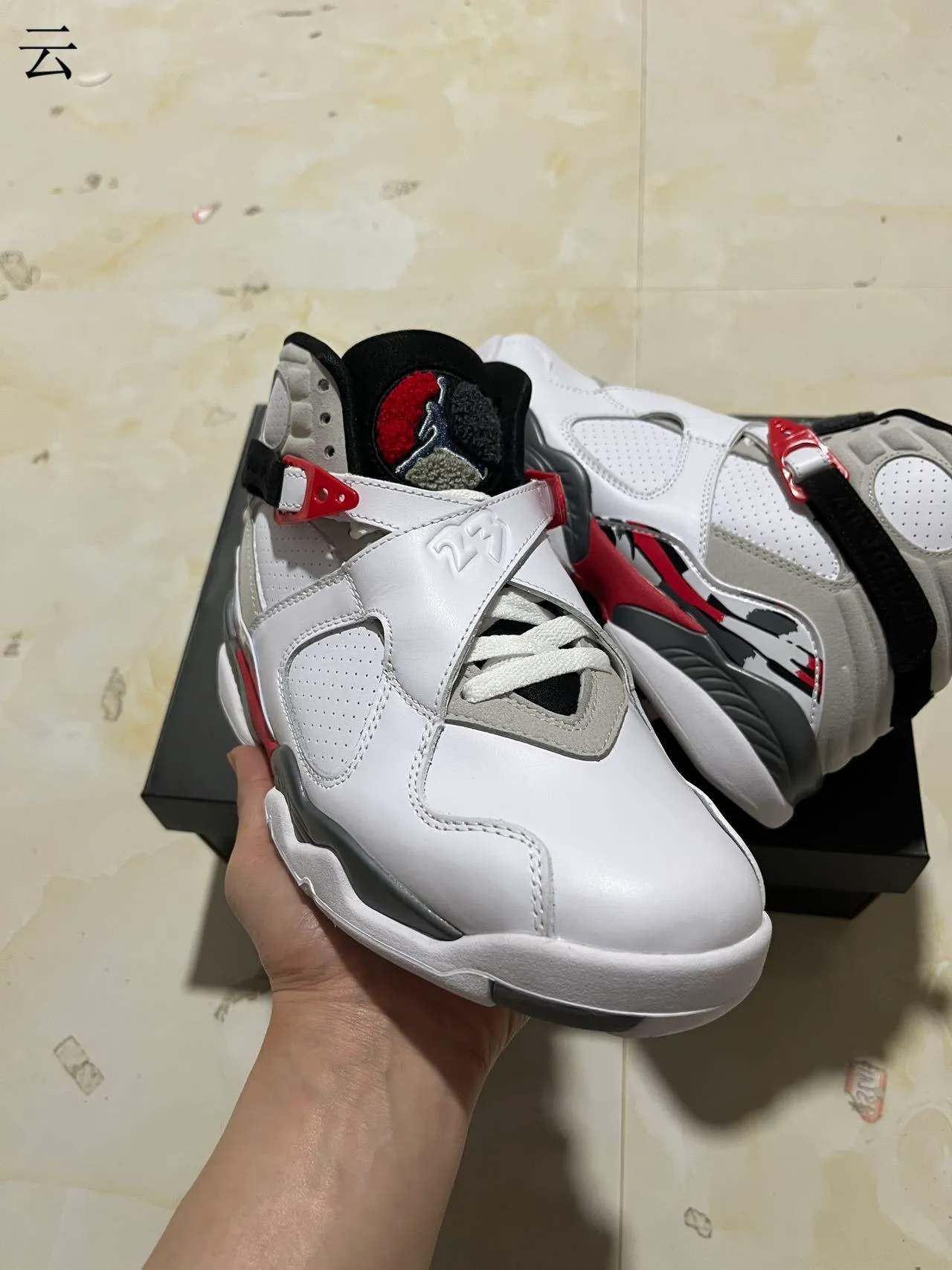 حذاء كرة السلة Air Jordan 8 أبيض رمادي أحمر 2