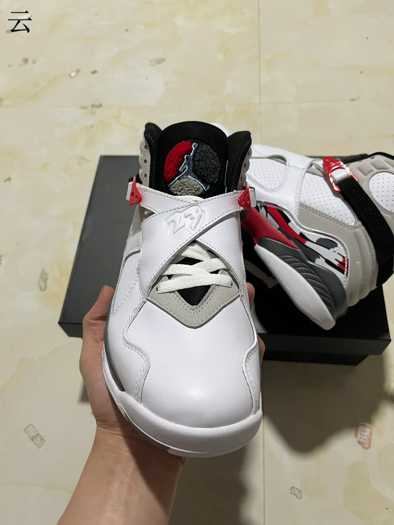 حذاء كرة السلة Air Jordan 8 أبيض رمادي أحمر 3