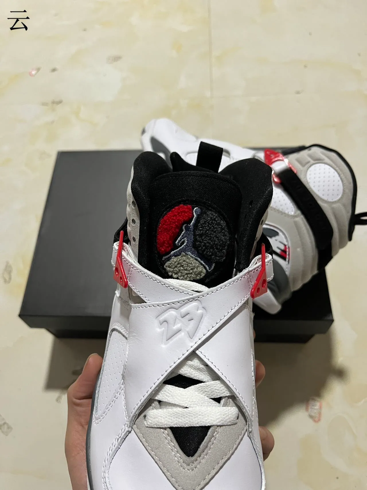 حذاء كرة السلة Air Jordan 8 أبيض رمادي أحمر 4