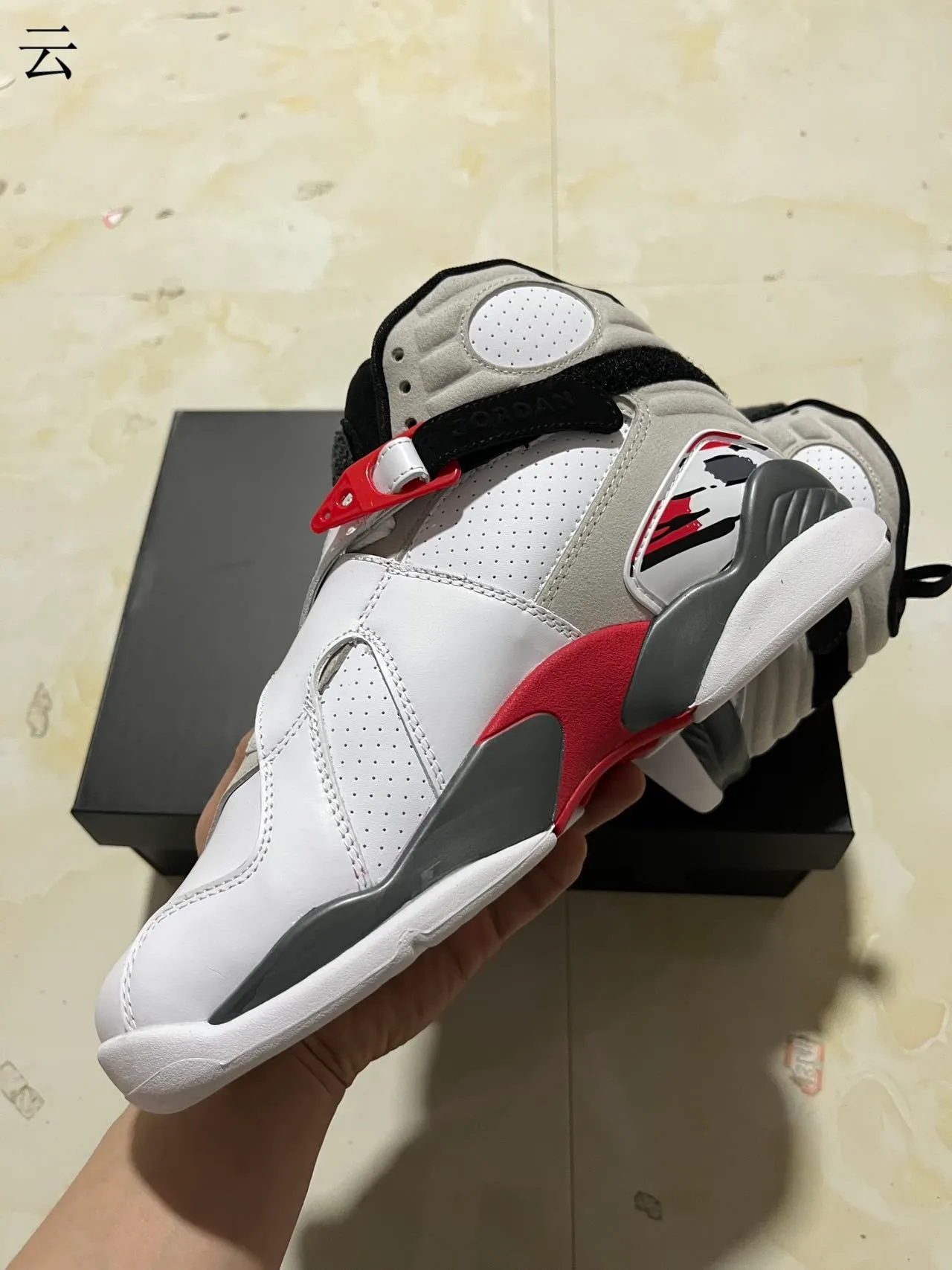حذاء كرة السلة Air Jordan 8 أبيض رمادي أحمر 5
