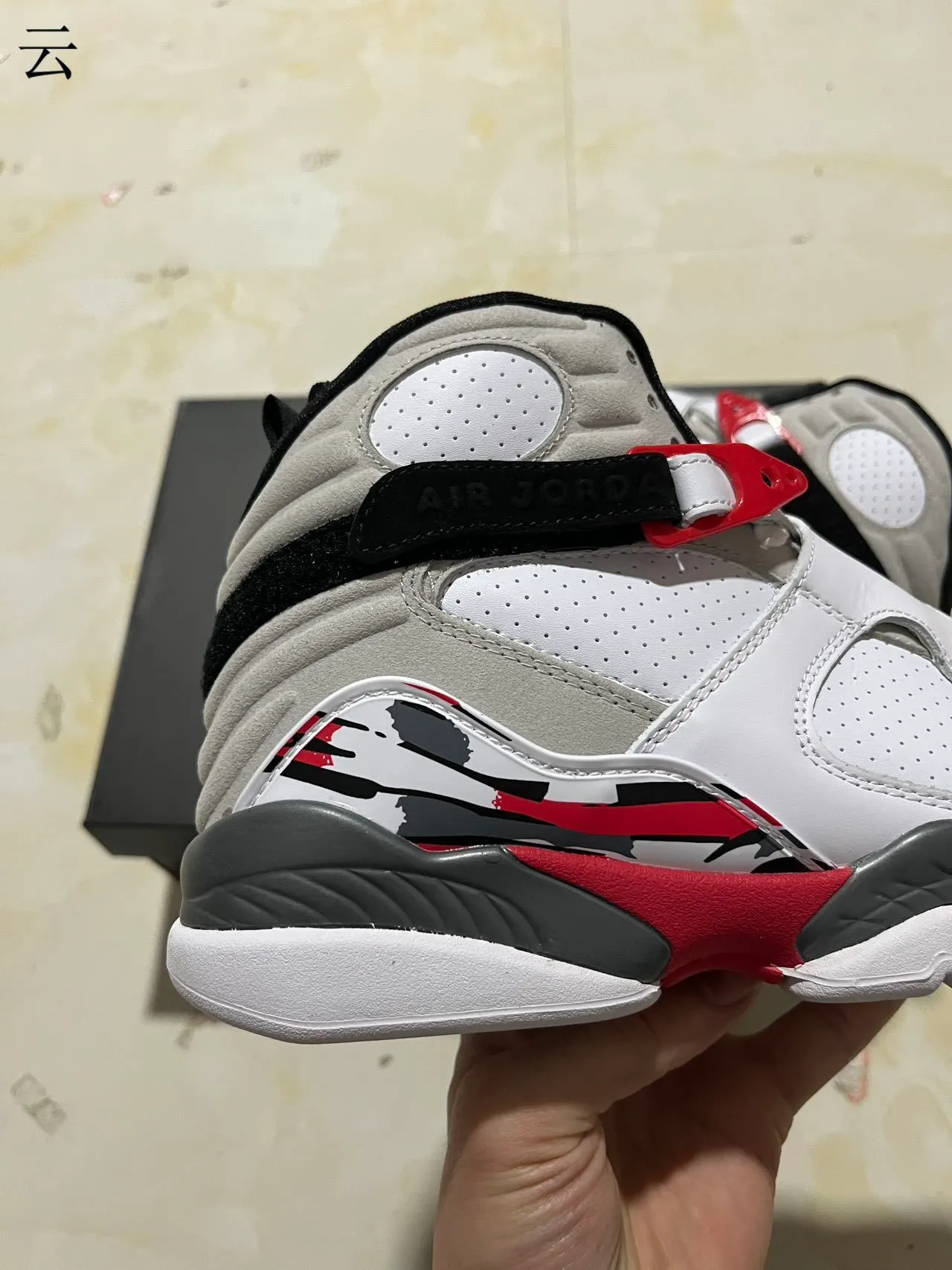 حذاء كرة السلة Air Jordan 8 أبيض رمادي أحمر 6