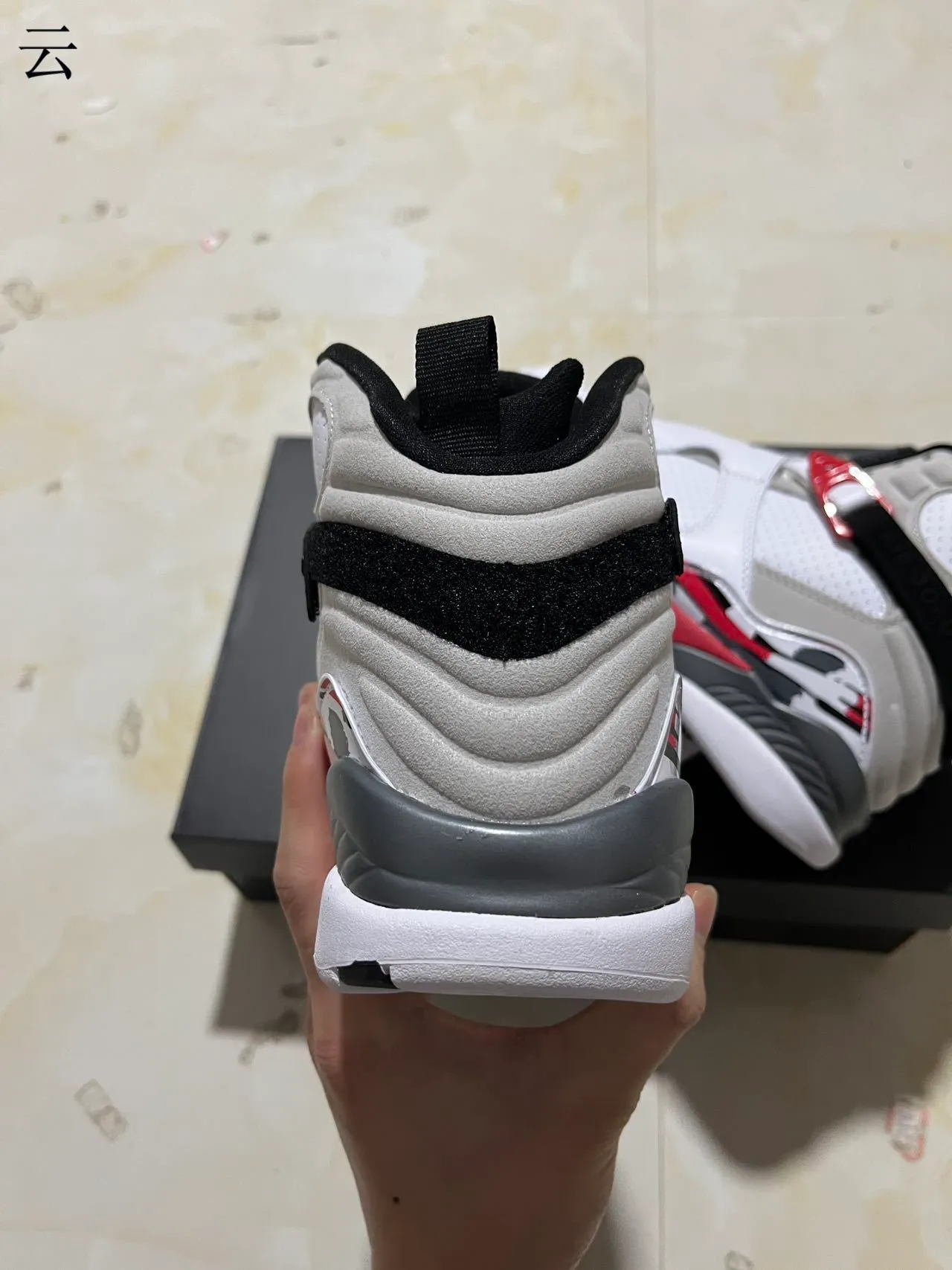 حذاء كرة السلة Air Jordan 8 أبيض رمادي أحمر 8