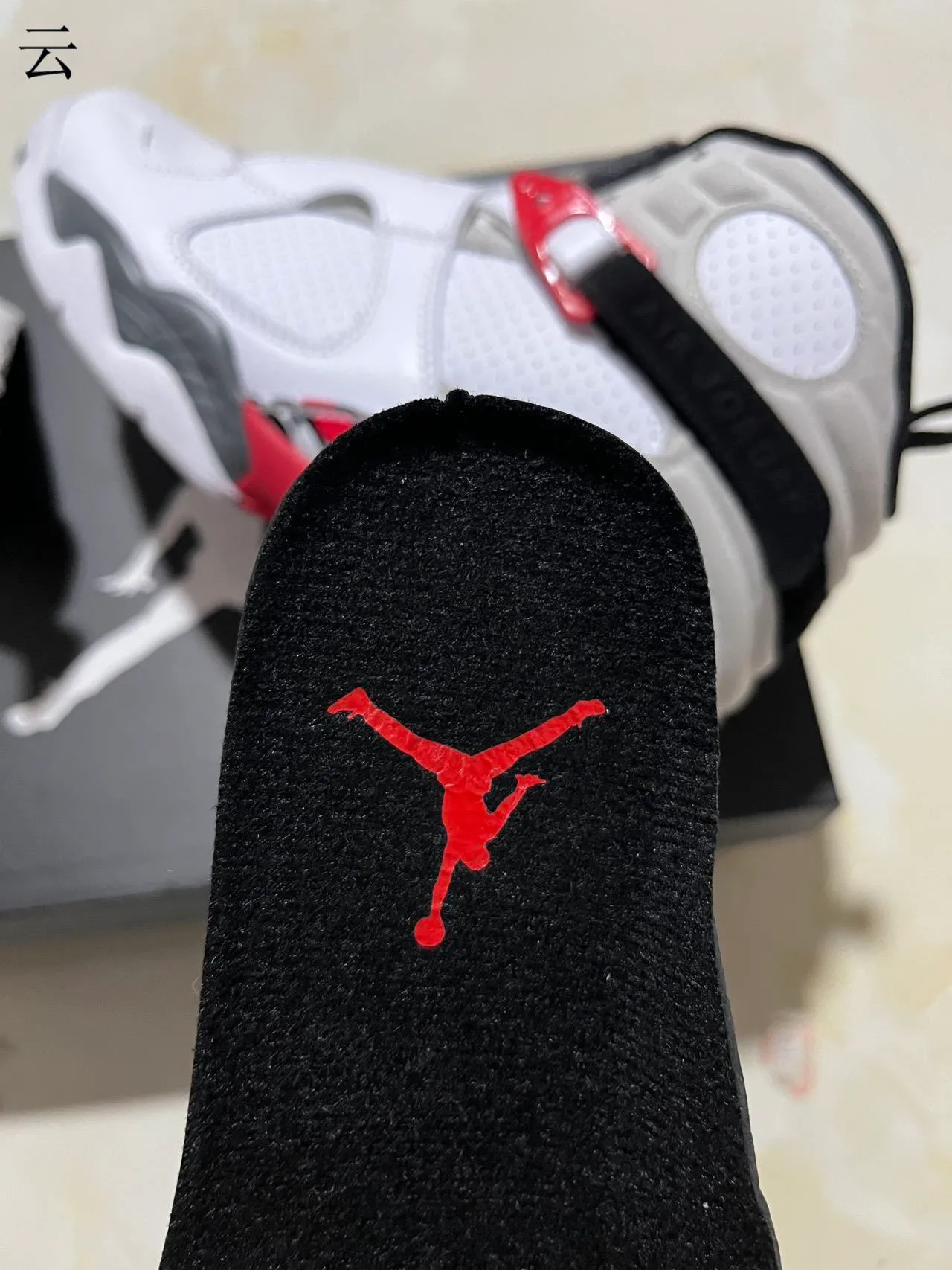 حذاء كرة السلة Air Jordan 8 أبيض رمادي أحمر 12