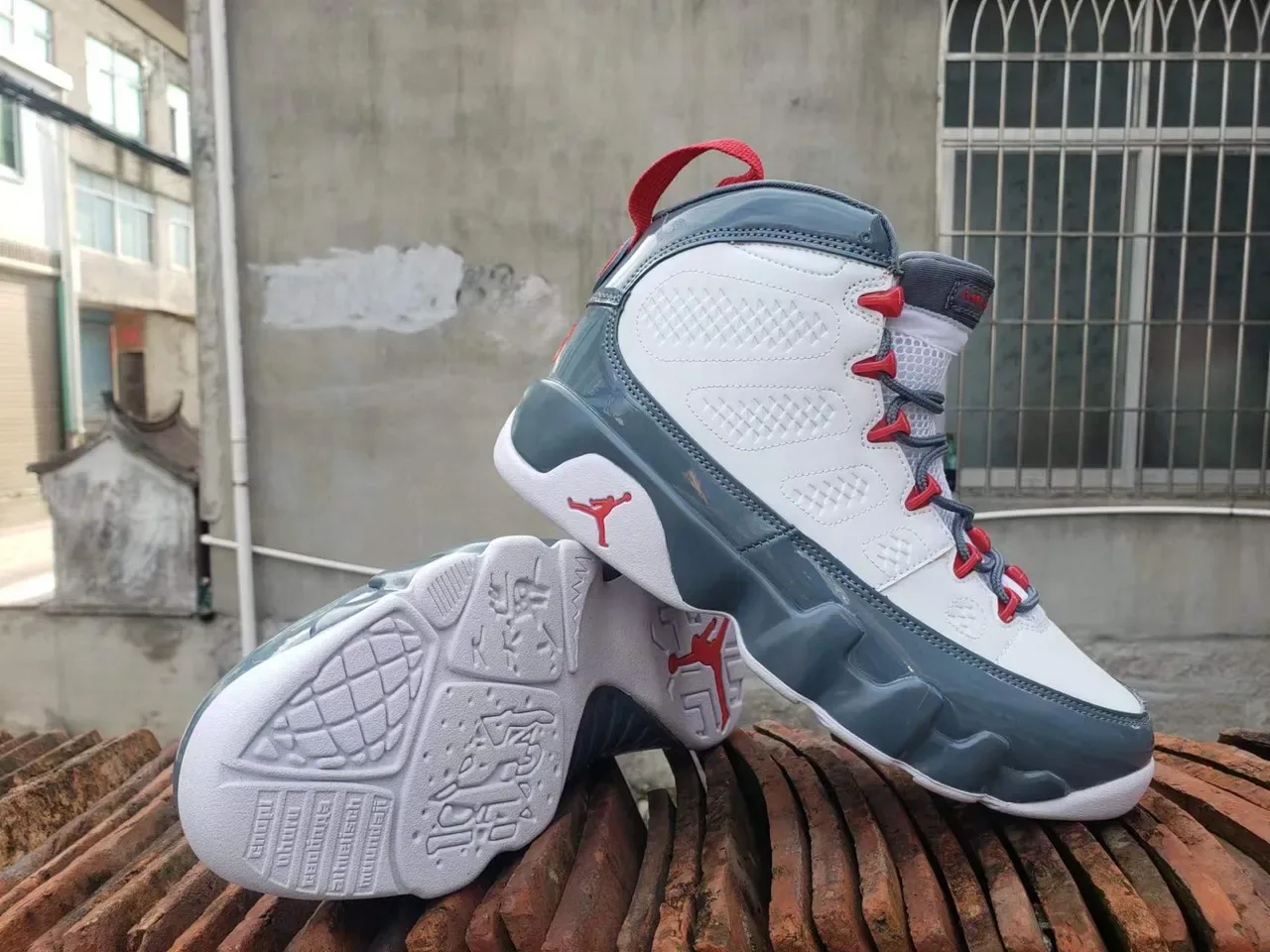 Air Jordan 9 أبيض Cool Gray أحمر أحذية كرة السلة 4