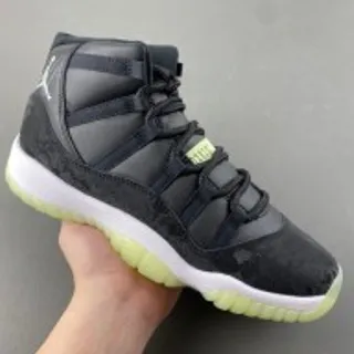 Tênis de basquete Air Jordan de cano alto preto e verde com design em camadas e cabedal cinza