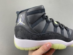 Tênis de basquete Air Jordan de cano alto preto e verde com design em camadas e cabedal cinza 3