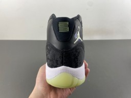 Tênis de basquete Air Jordan de cano alto preto e verde com design em camadas e cabedal cinza 4