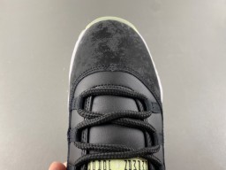 Tênis de basquete Air Jordan de cano alto preto e verde com design em camadas e cabedal cinza 5