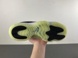 Tênis de basquete Air Jordan de cano alto preto e verde com design em camadas e cabedal cinza 9