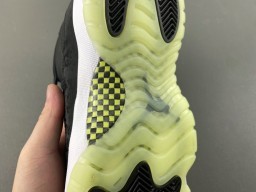 Tênis de basquete Air Jordan de cano alto preto e verde com design em camadas e cabedal cinza 10